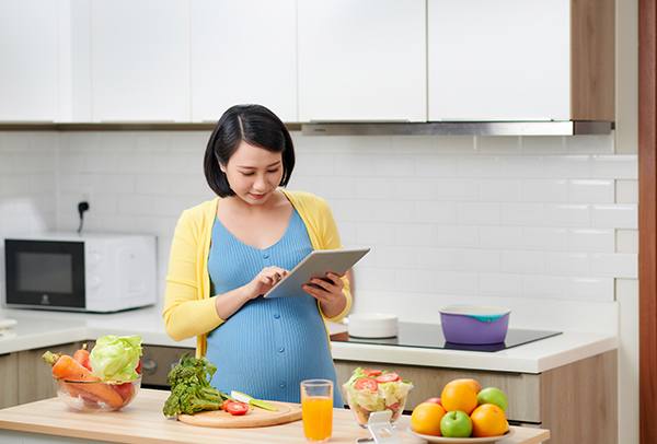 Pregnancy supplements : Pregnant mom preparing healthy meal